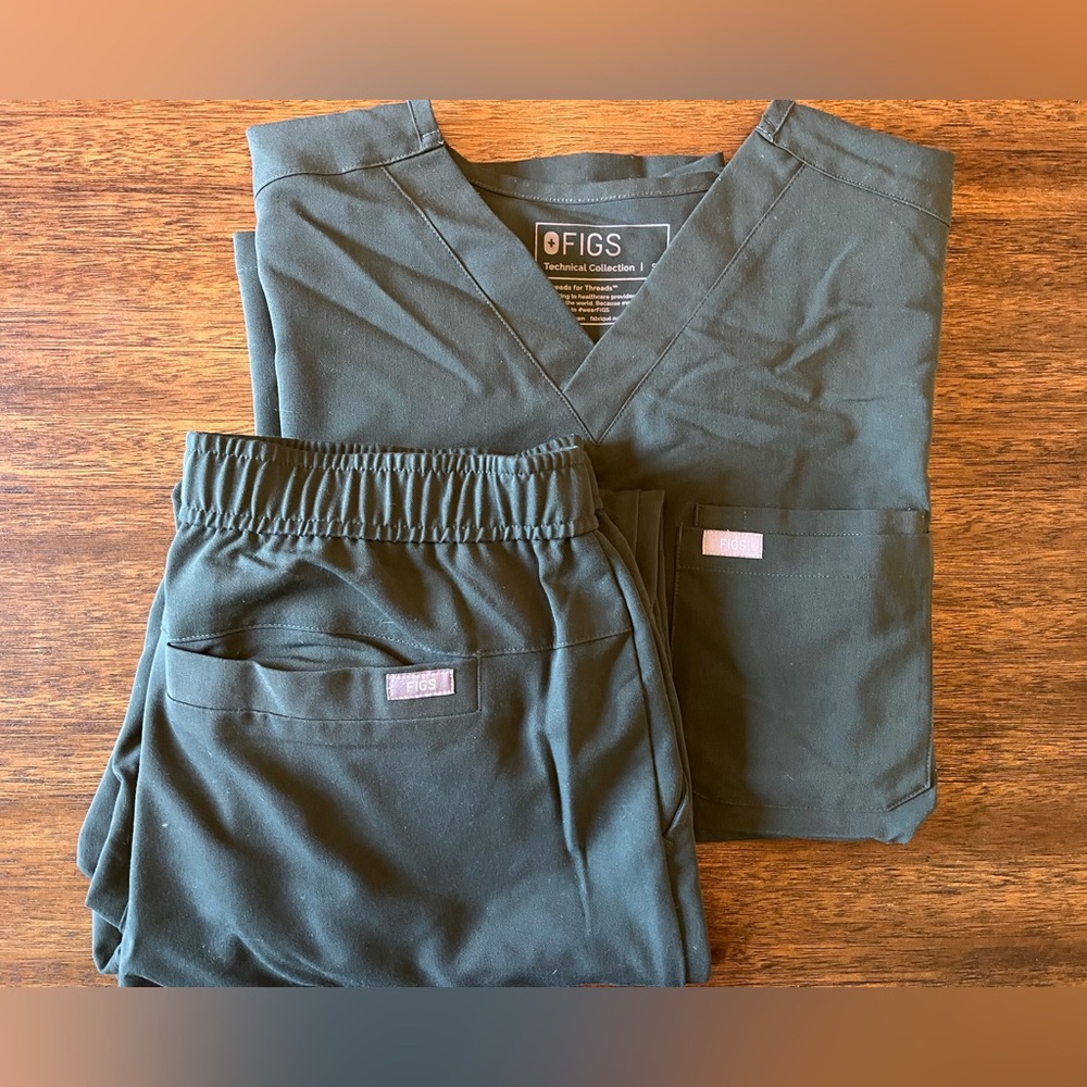 FIGS men’s scrubs top and bottom